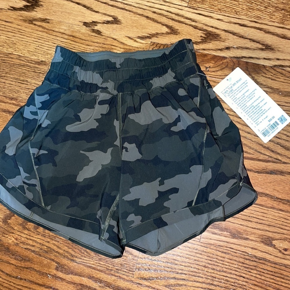 Lululemon Tracker Short 5" size 2 NWT in camoflauge - Picture 2 of 6